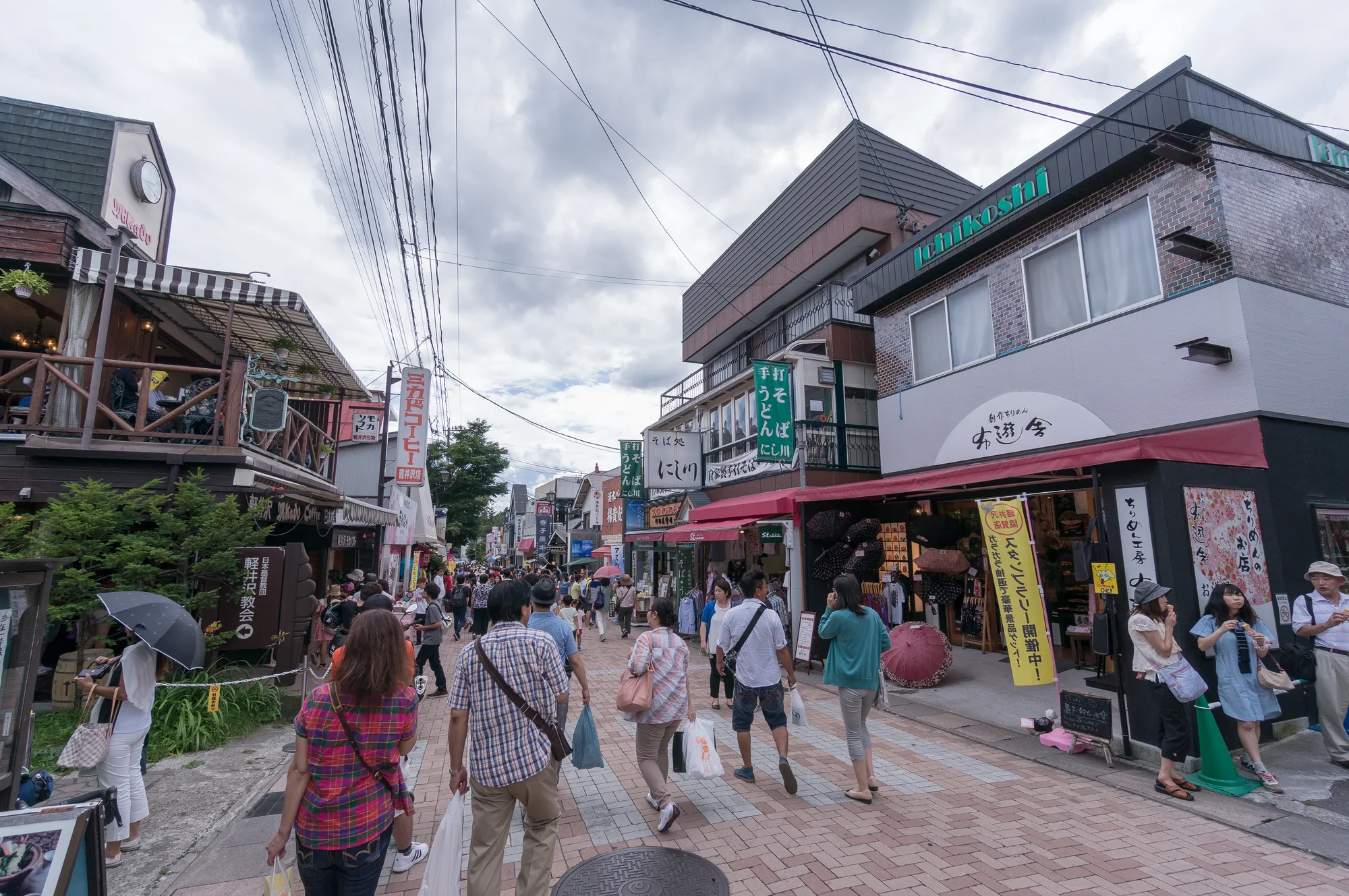 軽井沢銀座のサマー市場 — 地元の屋台やクラフトマーケット（7月〜8月）