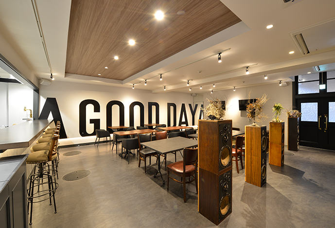 A place one can relax at,from breakfast to evenings.